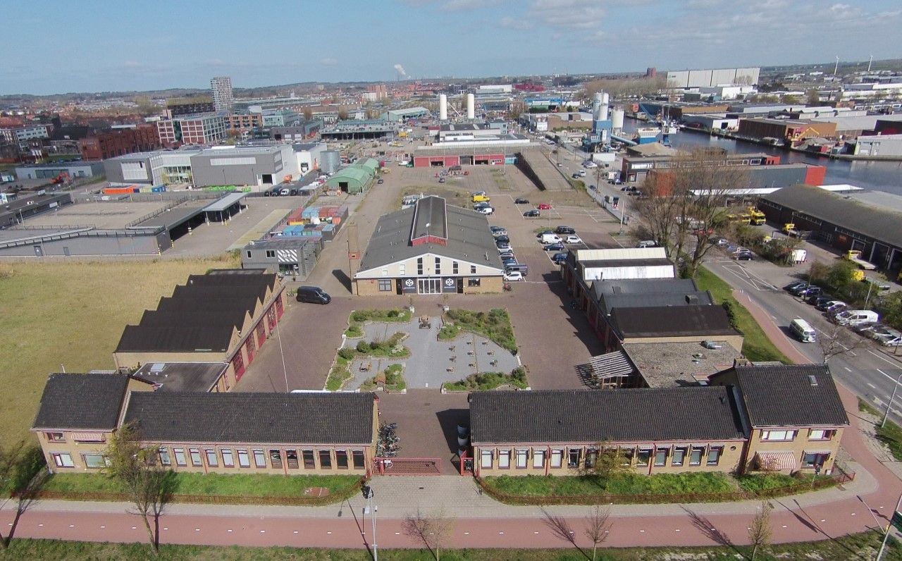Luchtafbeelding van het MAAK Haarlem complex.